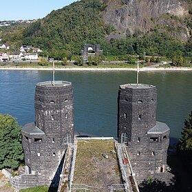 Die Türme der historischen Brücke zwischen Remagen und Erpel