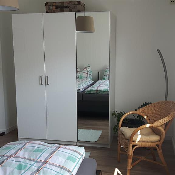 Schlafzimmer mit Schrank