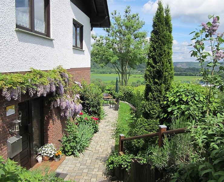 Eingangsbereich mit Weg zum Garten
