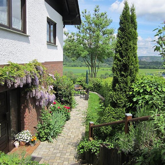 Eingangsbereich mit Weg zum Garten