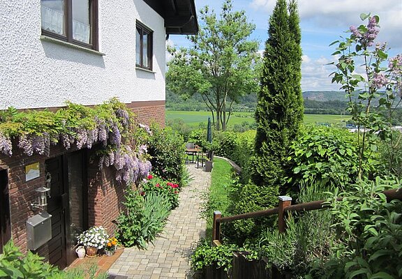 Eingangsbereich mit Weg zum Garten