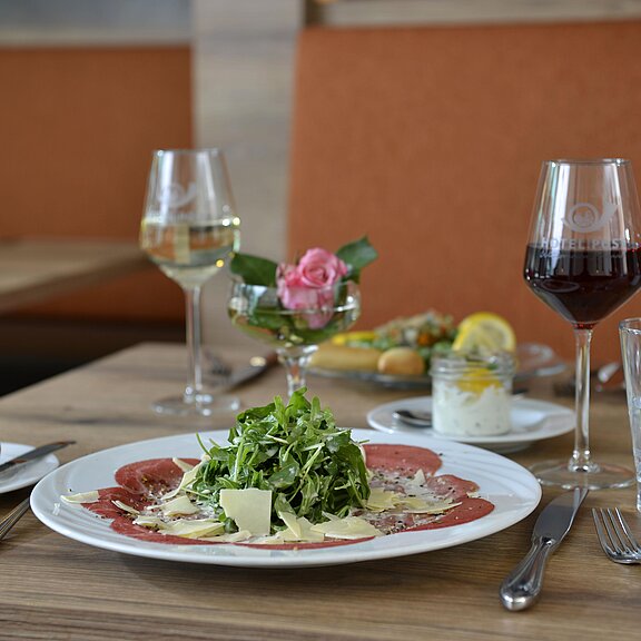 Carpaccio mit Ahrrotwein