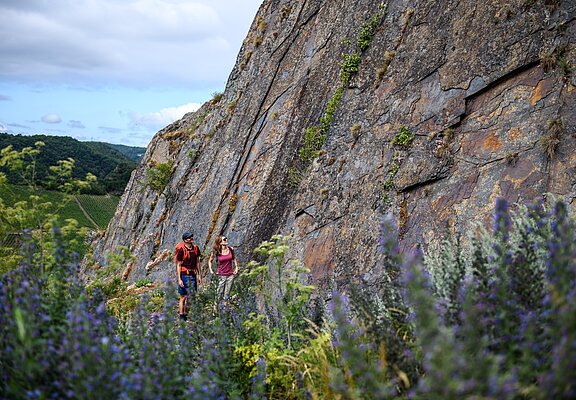 Steile Felsen hoch über Mayschoß