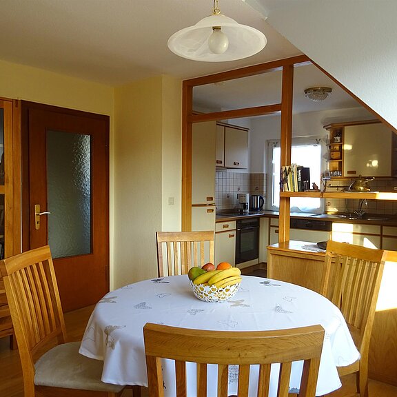 Eßbereich mit Blick in die Küche