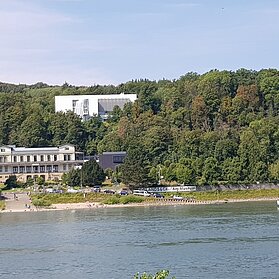 Blick auf das Arpmuseum Bahnhof Rolandseck