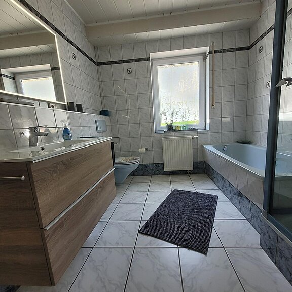 Bad mit Regendusche und Badewanne