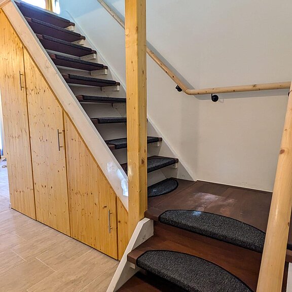 Treppe zum Wohnbereich