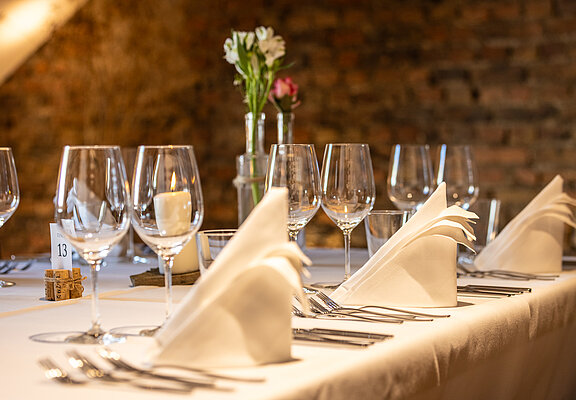 Weingut Nelles in Bad Neuenahr-Ahrweiler: Stilvoll gedeckte Tafel für Weinverkauf, Beratung und Weinstube.