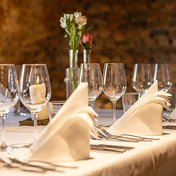 Weingut Nelles in Bad Neuenahr-Ahrweiler: Stilvoll gedeckte Tafel für Weinverkauf, Beratung und Weinstube.