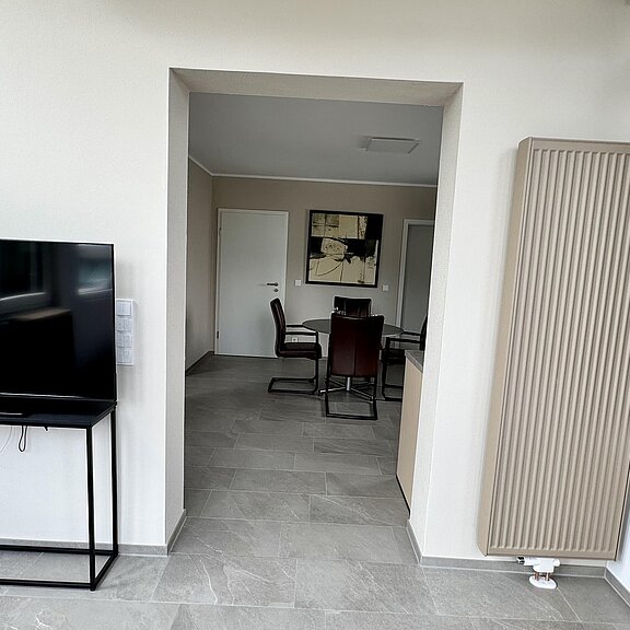 Wohnzimmer mit Blick in die Küche