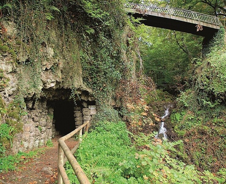 Vulkan-Rad-Route Eifel_Käsegrotte in Bad Bertrich, ein Gebilde säulenartig erkalteter Lava