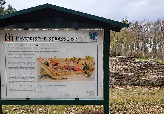 Schautafel an der römischen Eisenverhüttungsanlage