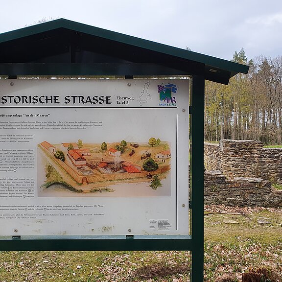 Schautafel an der römischen Eisenverhüttungsanlage