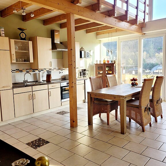 Wohnen auf zwei Ebenen mit Fensterfront ins Grüne