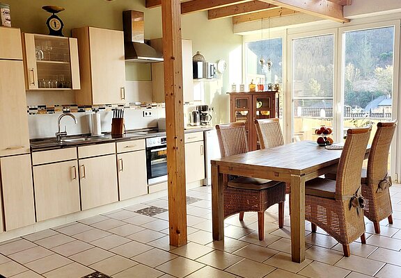 Wohnen auf zwei Ebenen mit Fensterfront ins Grüne