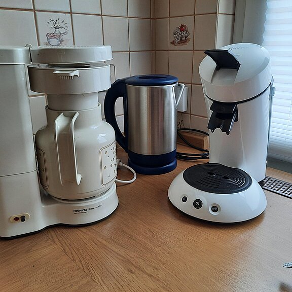 Wasser- und 2 Kaffeemaschinen