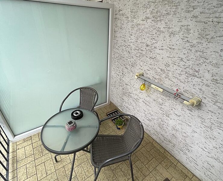 Balkon mit Wäscheleine und Sitzgelegenheit