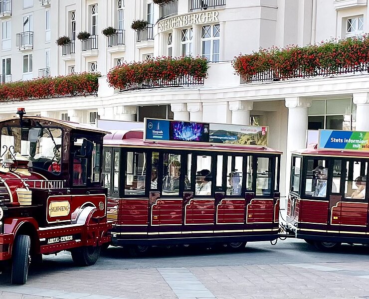 Der Ahrtal-Express bietet in Bad Neuenahr-Ahrweiler gemütliche Rundfahrten zu den schönsten Attraktionen der Region.