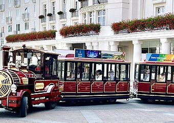 Der Ahrtal-Express bietet in Bad Neuenahr-Ahrweiler gemütliche Rundfahrten zu den schönsten Attraktionen der Region.