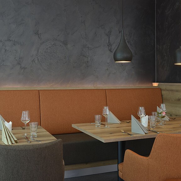 Restaurant Post Stube mit Schieferwand