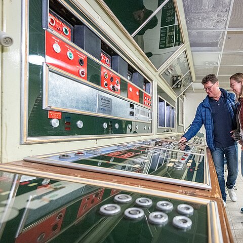 Paar schaut sich Schaltzentrale in Dokumentationsstätte Regierungsbunker an