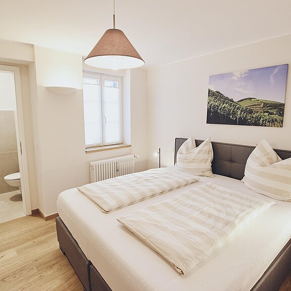 Schlafzimmer 2 mit separatem WC Wohnung Kastanie