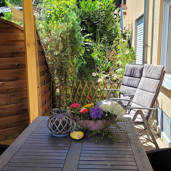 Terrasse mit kleinem Garten